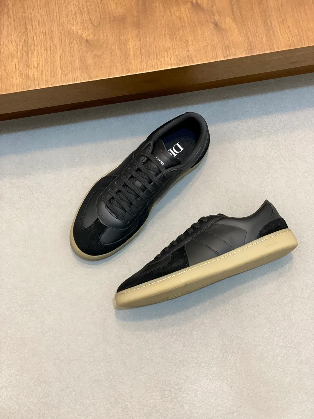 Factory P400💰Dior Dior Series Casual Sports Shoes Skateboard Shoes Original purchase, development, and production. This sports shoe is a new product for the fall of 2023. It reinterprets the classic tennis shoes. The fashionable silhouette highlights the thickness. Crafted from navy and white jacquard with Oblique print and suede panels, it features a distinctive padded tongue embossed with the Dior signature, wide navy mohair laces and brass eyelets with a matte tonal finish. White rubber sole with Dior Oblique pattern, enhanced by a contrasting Dior 30 Avenue Montaigne signature on the rear. It can add fashionable temperament to casual looks. Exquisite packaging at the delivery counter 🛍📦 ▪️ Fabric: Original customized Oblique presbyopia + cowhide ▪️ Lining: Original customized sheepskin + breathable mesh ▪️ Sole: Original molded anti-slip rubber material ▪️ Bottom thickness: 4CM ▪️ Size: Men's 38-45 (38, 45, 46 customized)